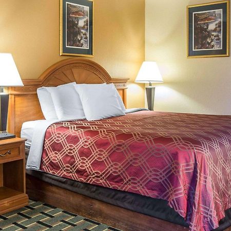 Econo Lodge Dalton Bagian luar foto