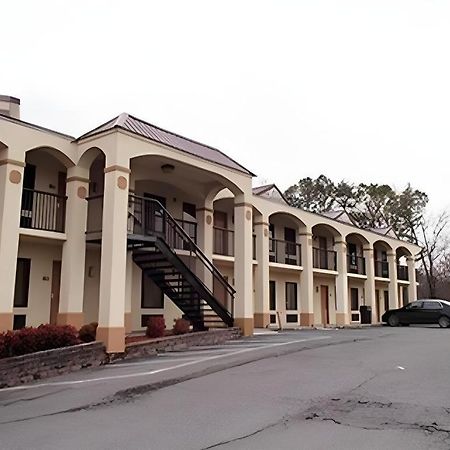 Econo Lodge Dalton Bagian luar foto