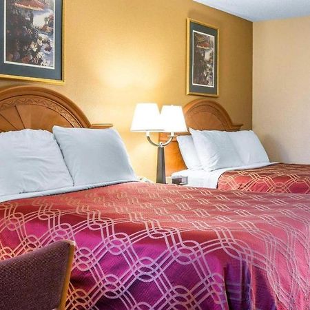 Econo Lodge Dalton Bagian luar foto