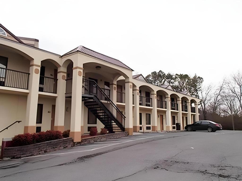 Econo Lodge Dalton Bagian luar foto