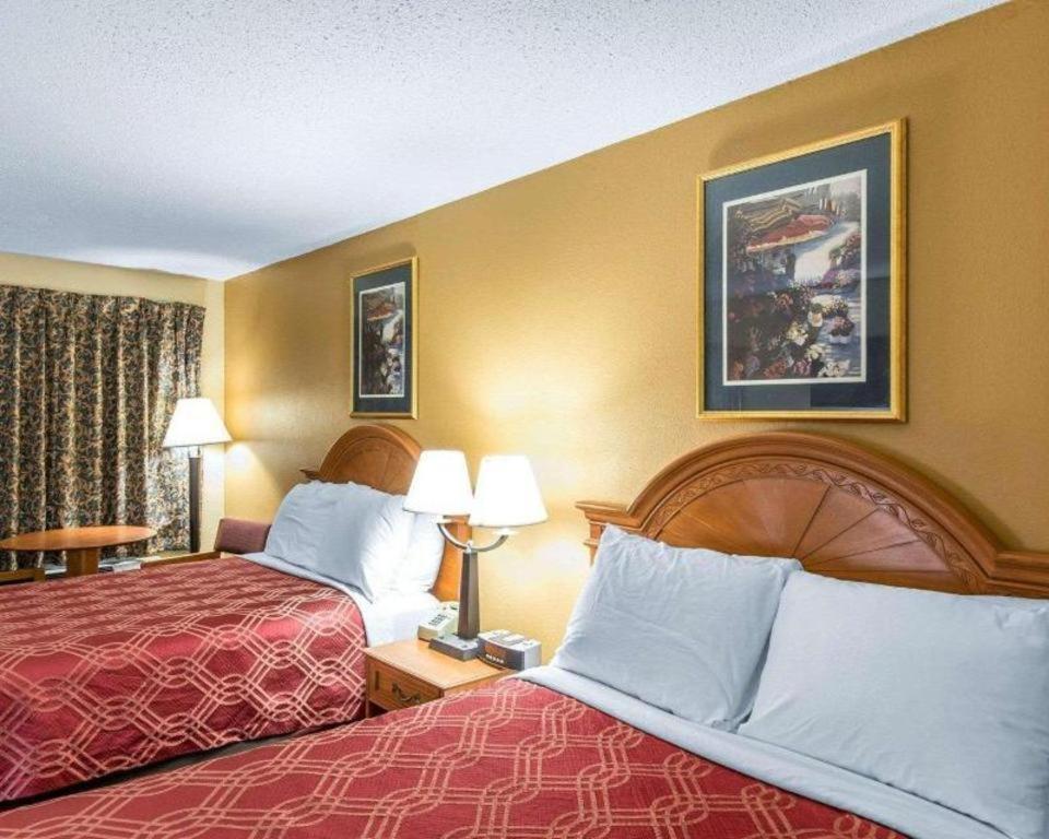 Econo Lodge Dalton Bagian luar foto