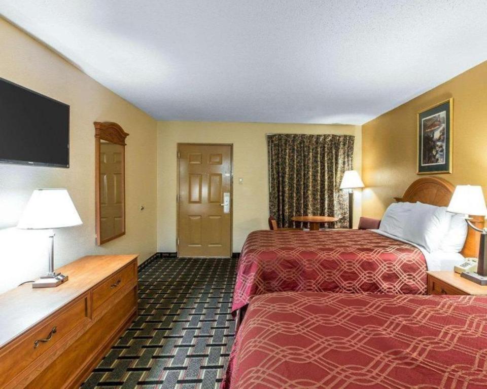 Econo Lodge Dalton Bagian luar foto