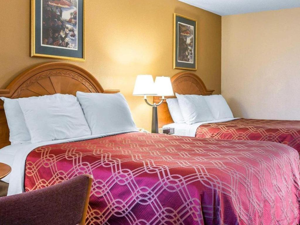 Econo Lodge Dalton Bagian luar foto