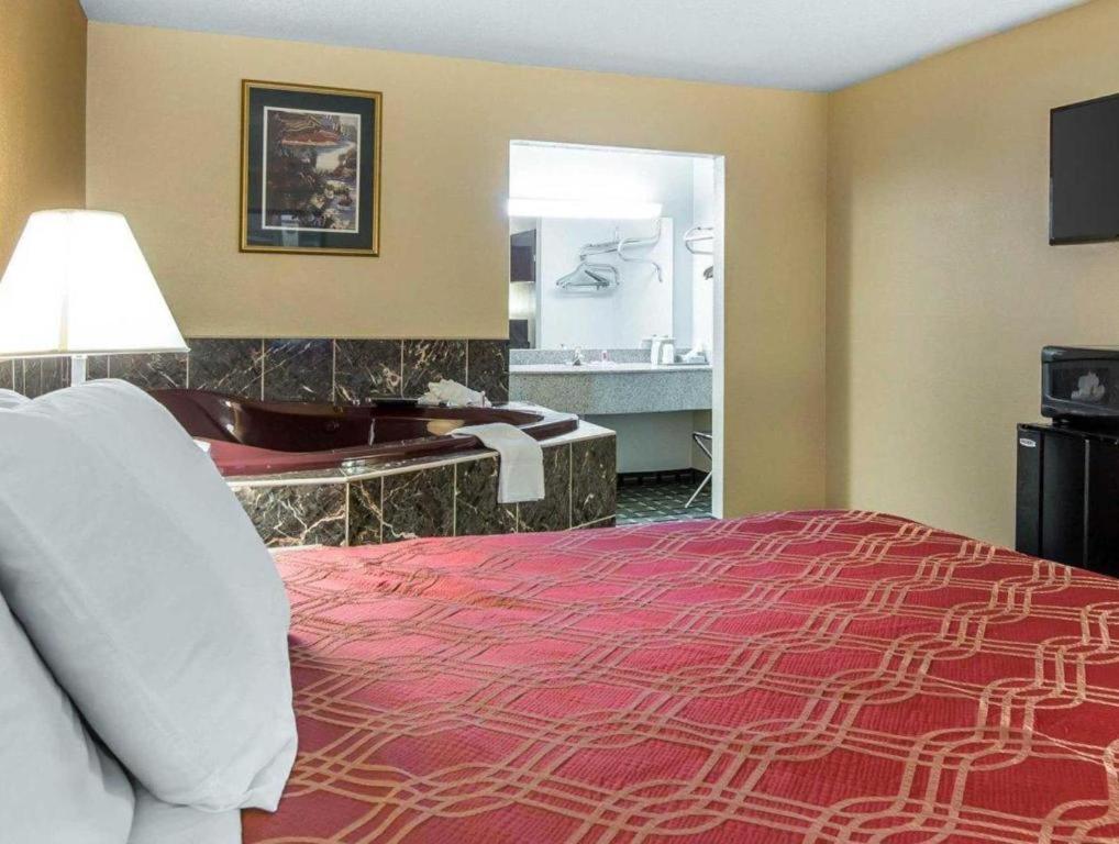 Econo Lodge Dalton Bagian luar foto