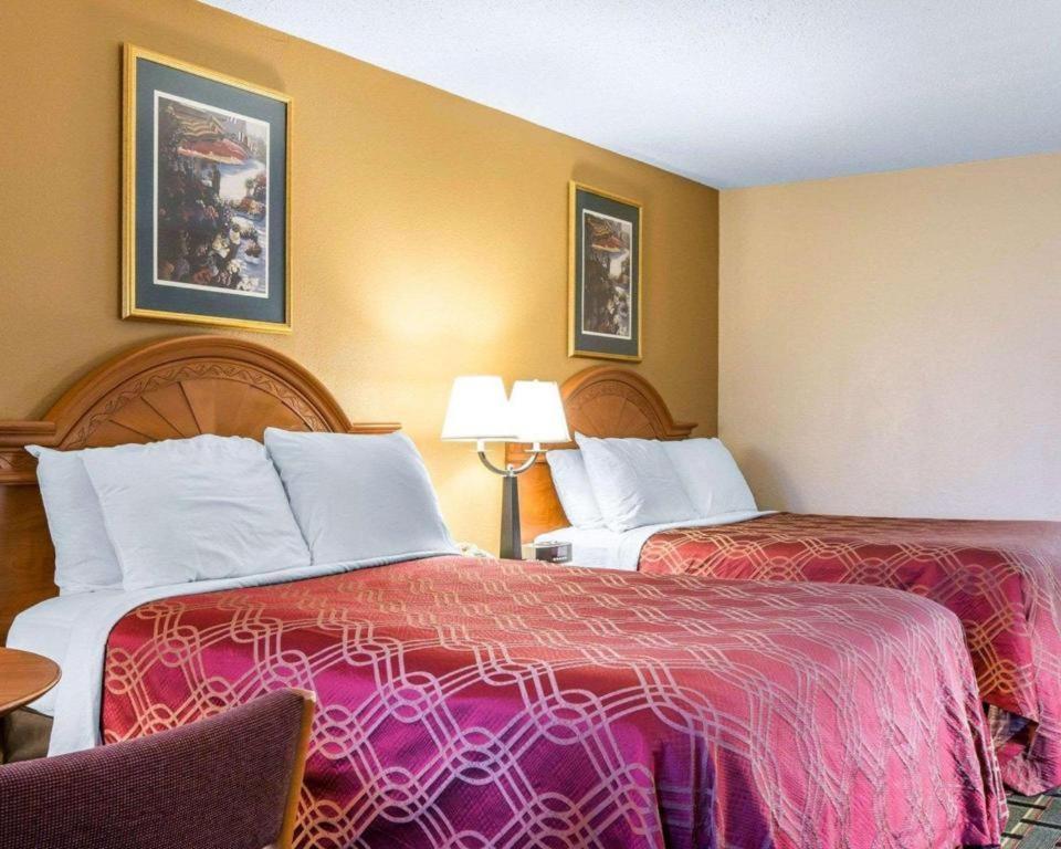 Econo Lodge Dalton Bagian luar foto