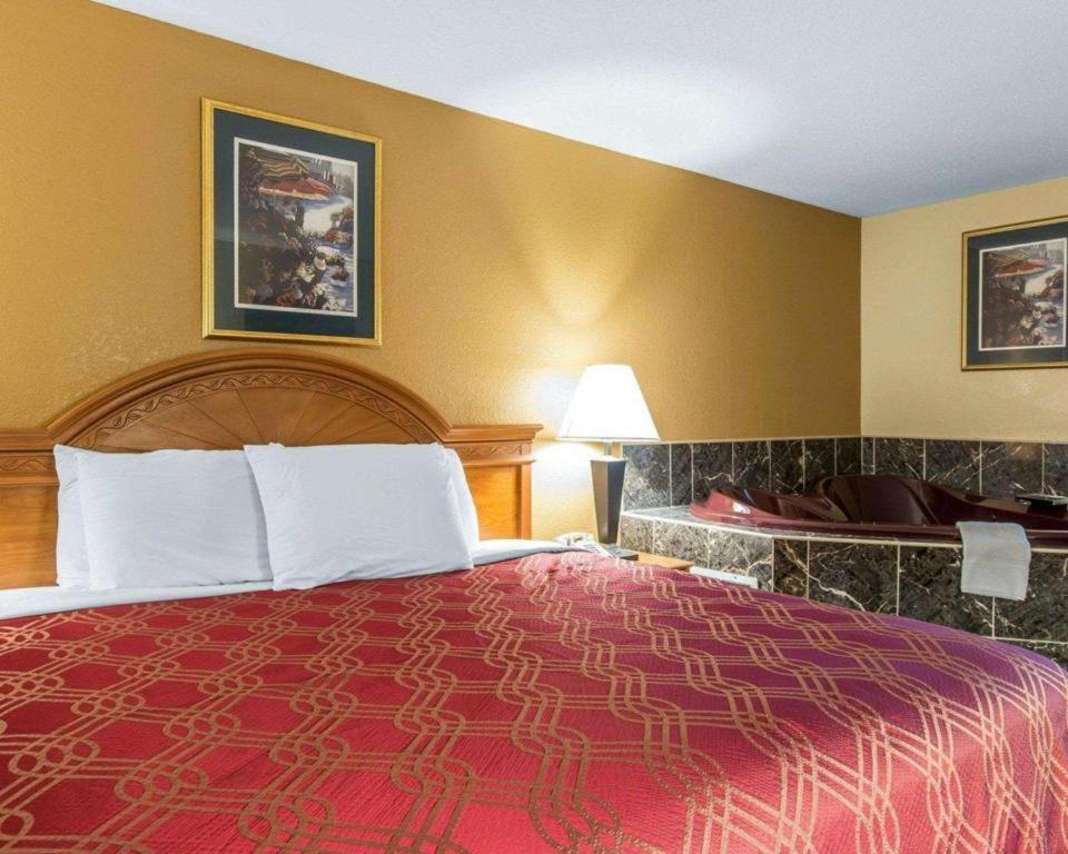 Econo Lodge Dalton Bagian luar foto