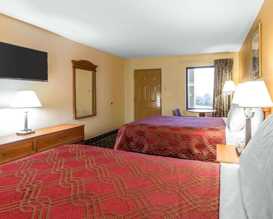 Econo Lodge Dalton Bagian luar foto