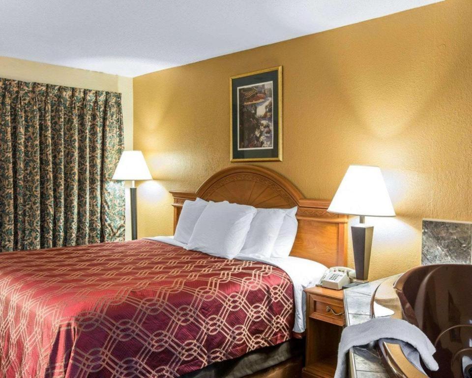 Econo Lodge Dalton Bagian luar foto