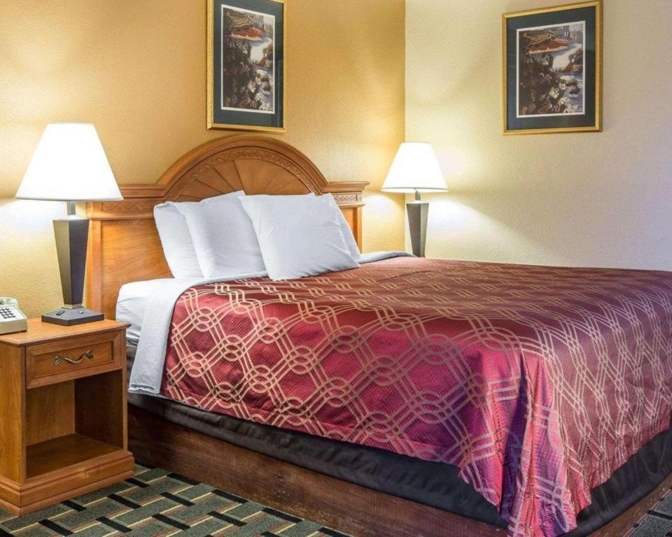 Econo Lodge Dalton Bagian luar foto