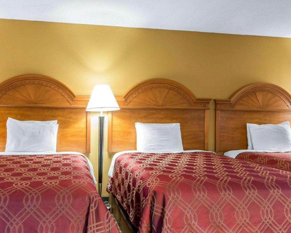 Econo Lodge Dalton Bagian luar foto