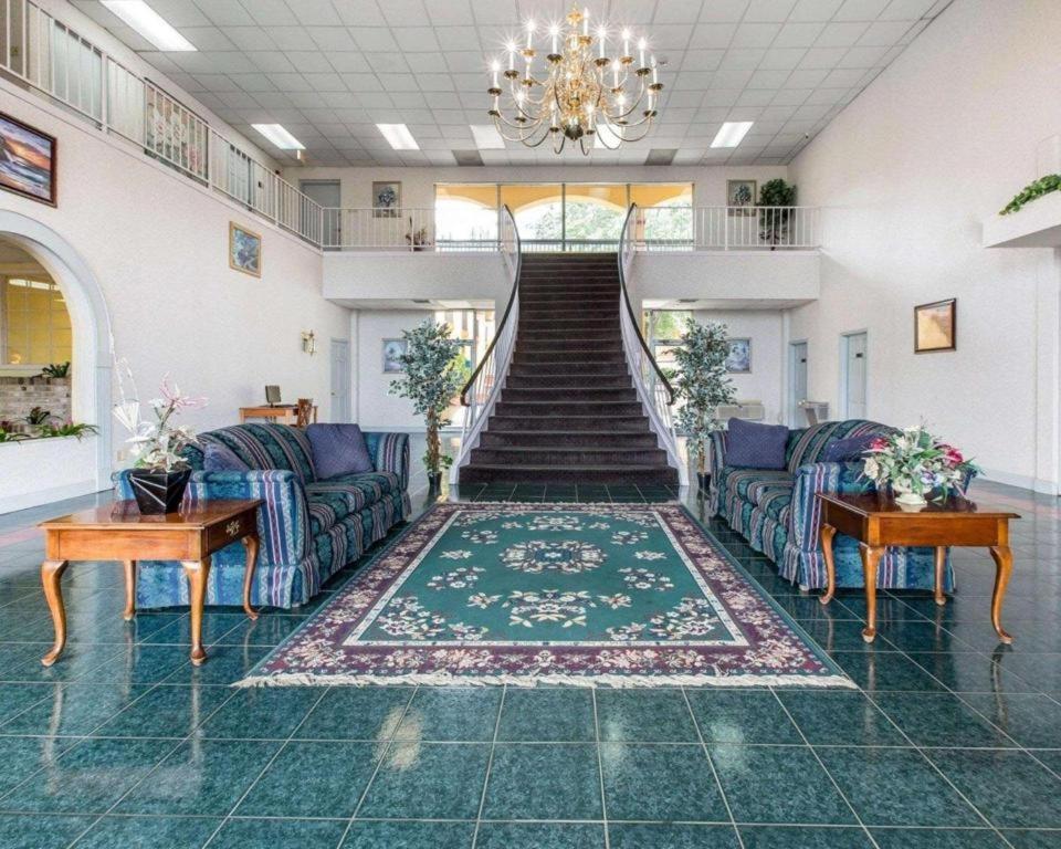 Econo Lodge Dalton Bagian luar foto