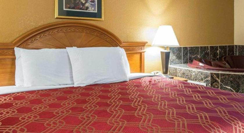 Econo Lodge Dalton Bagian luar foto