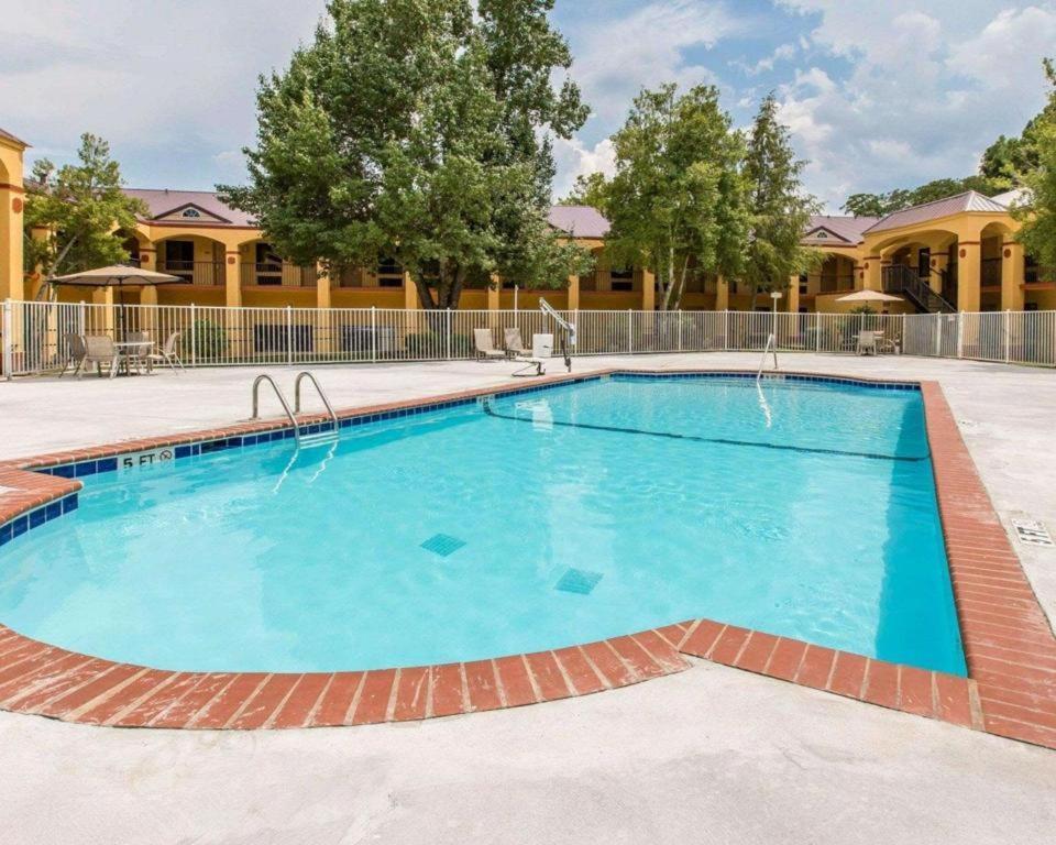 Econo Lodge Dalton Bagian luar foto