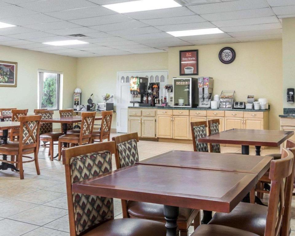 Econo Lodge Dalton Bagian luar foto