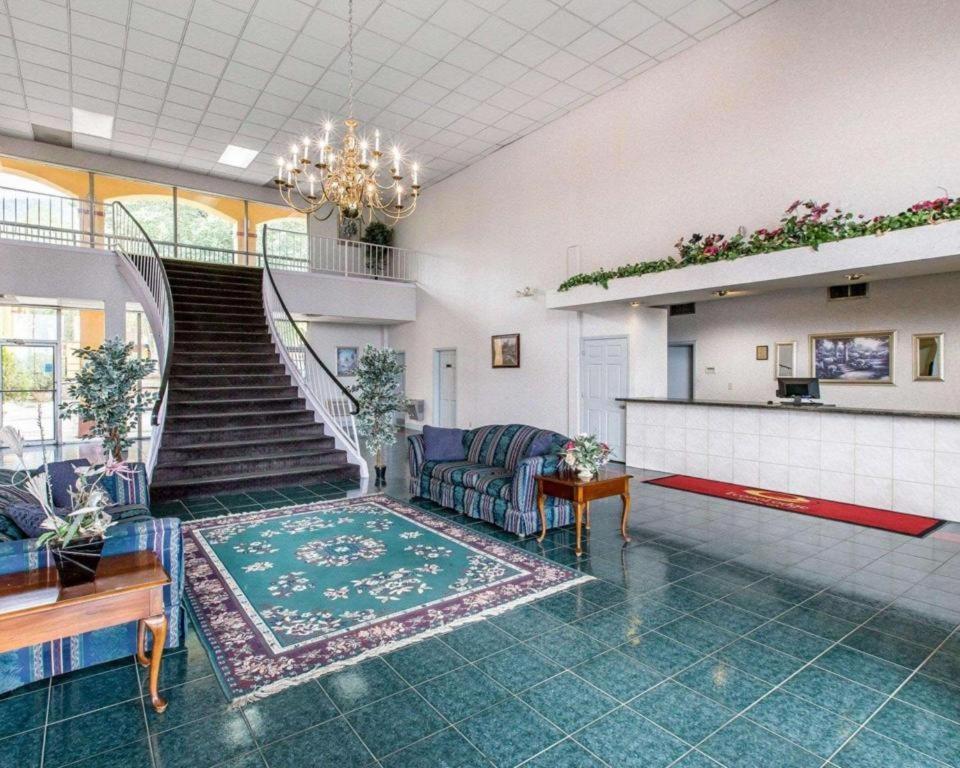 Econo Lodge Dalton Bagian luar foto