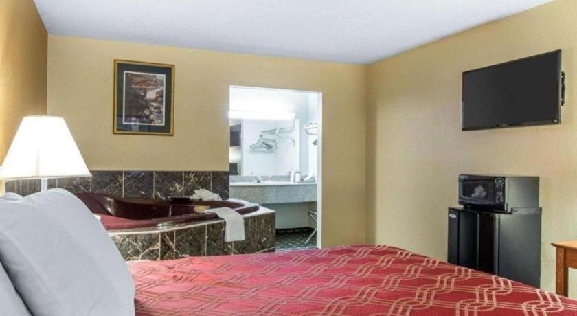 Econo Lodge Dalton Bagian luar foto