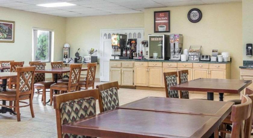 Econo Lodge Dalton Bagian luar foto