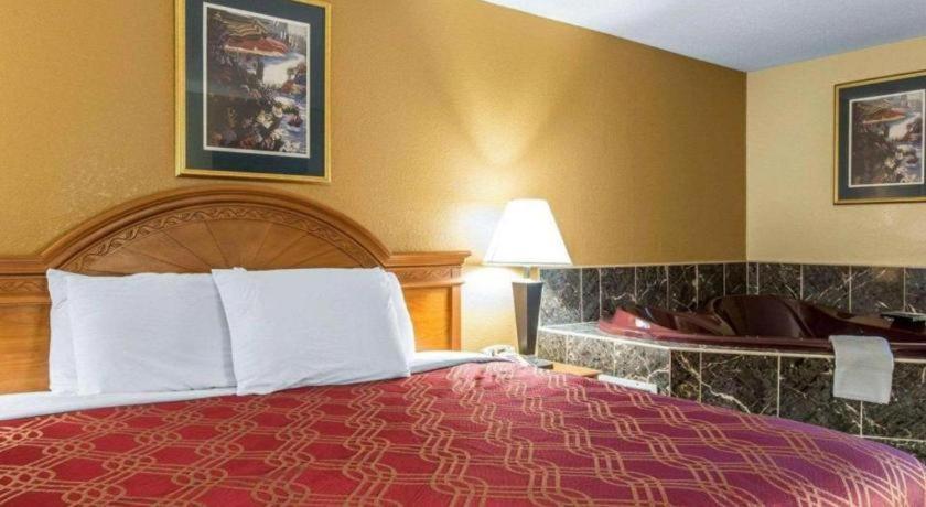 Econo Lodge Dalton Bagian luar foto