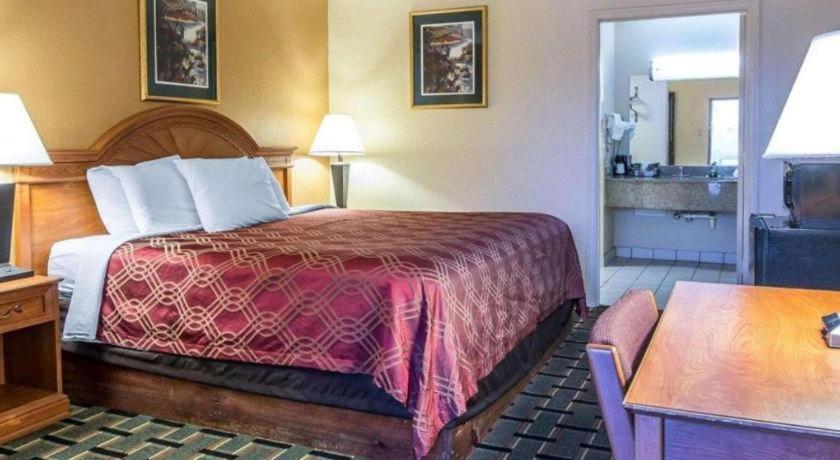 Econo Lodge Dalton Bagian luar foto