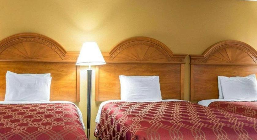 Econo Lodge Dalton Bagian luar foto