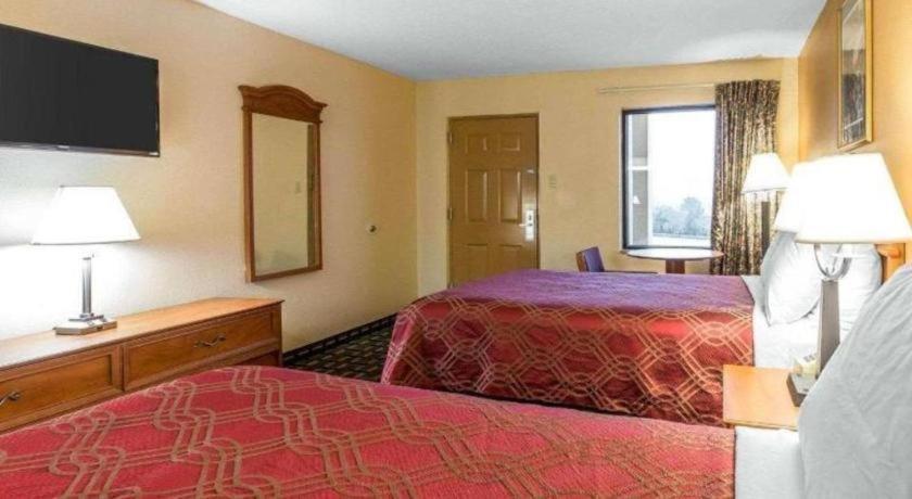 Econo Lodge Dalton Bagian luar foto