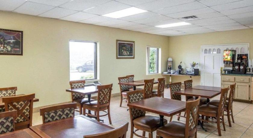 Econo Lodge Dalton Bagian luar foto