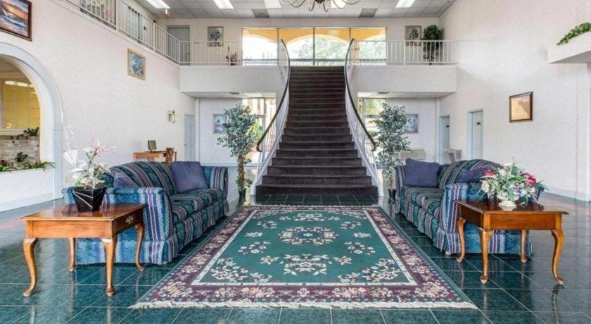 Econo Lodge Dalton Bagian luar foto