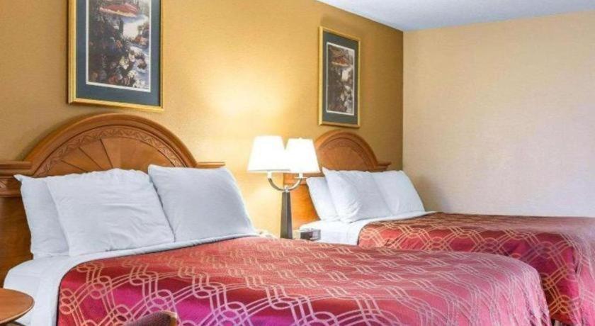 Econo Lodge Dalton Bagian luar foto
