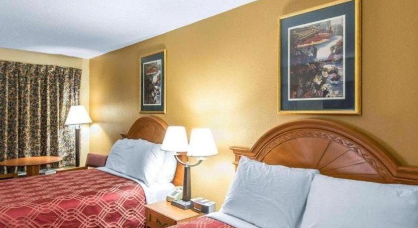Econo Lodge Dalton Bagian luar foto