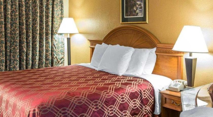 Econo Lodge Dalton Bagian luar foto
