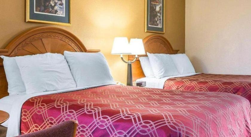 Econo Lodge Dalton Bagian luar foto