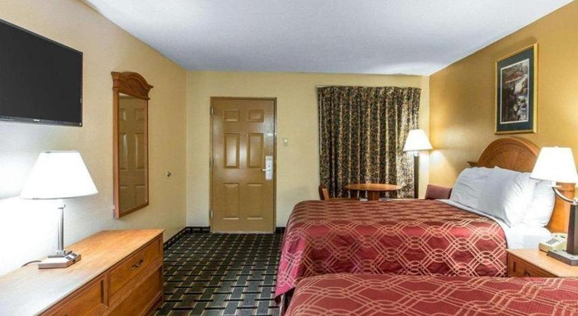 Econo Lodge Dalton Bagian luar foto