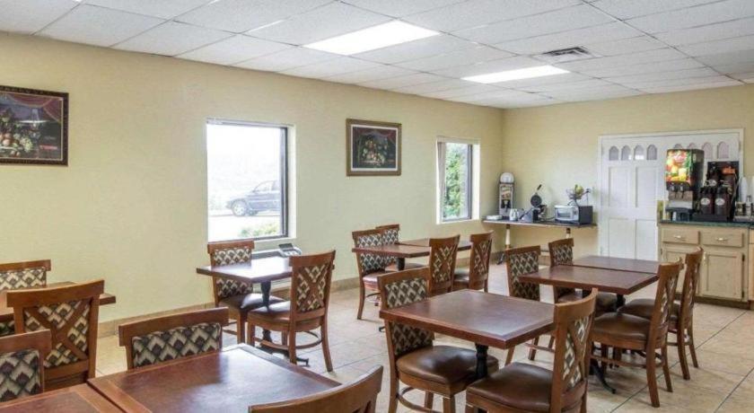 Econo Lodge Dalton Bagian luar foto