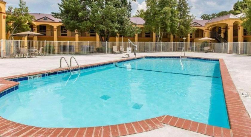 Econo Lodge Dalton Bagian luar foto