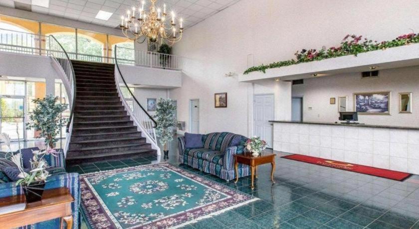 Econo Lodge Dalton Bagian luar foto