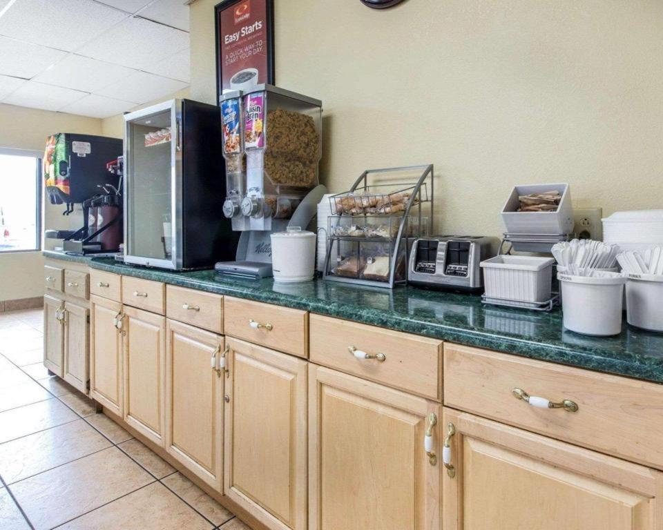 Econo Lodge Dalton Bagian luar foto