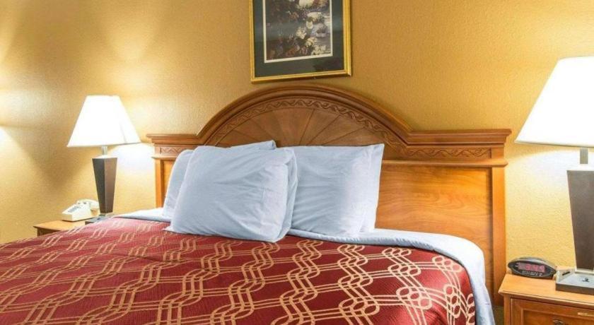 Econo Lodge Dalton Bagian luar foto