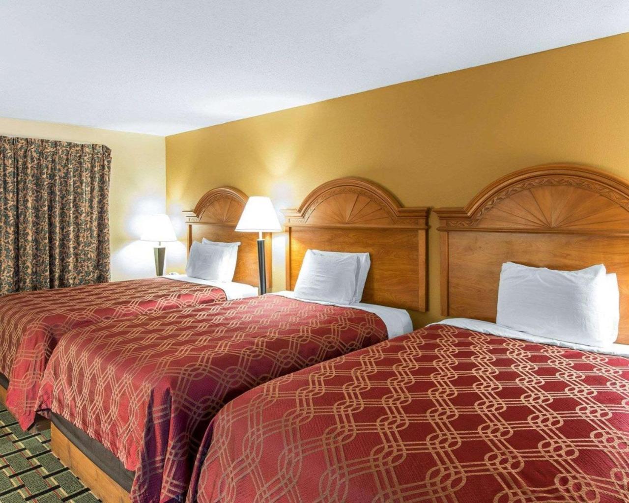 Econo Lodge Dalton Bagian luar foto