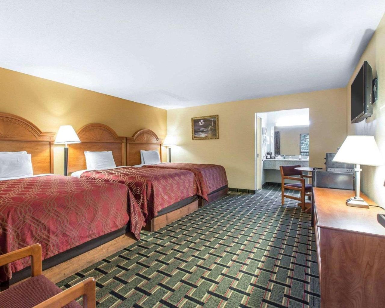 Econo Lodge Dalton Bagian luar foto